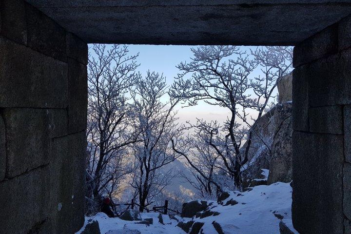 山の専門家と一緒に北漢山ピーク（白雲台：836.5m）へのプライベートハイキングツアー