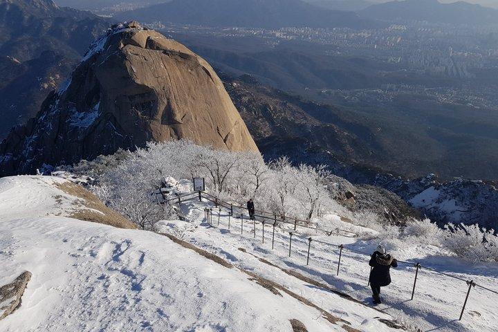 山の専門家と一緒に北漢山ピーク（白雲台：836.5m）へのプライベートハイキングツアー