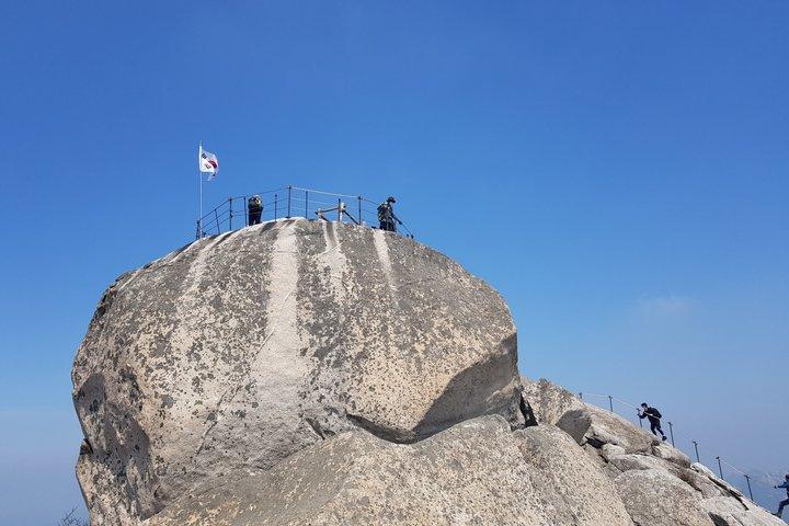 山の専門家と一緒に北漢山ピーク（白雲台：836.5m）へのプライベートハイキングツアー