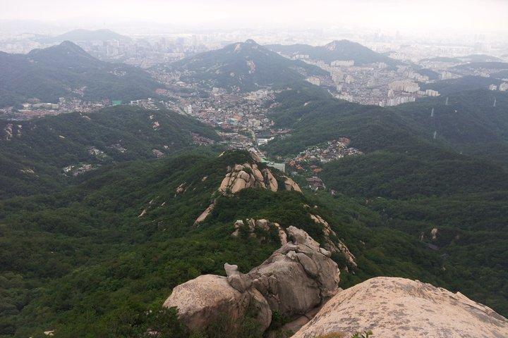 山の専門家と一緒に北漢山ピーク（白雲台：836.5m）へのプライベートハイキングツアー