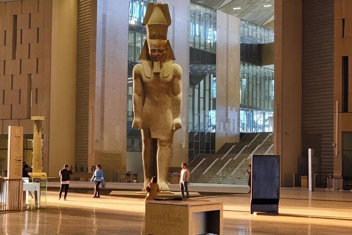 ギザのピラミッド、グランド・エジプト博物館、バザールを巡るプライベート8時間ツアー