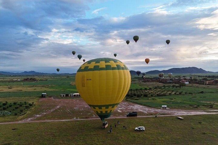 マラケシュで日の出時に少人数グループで熱気球に乗る