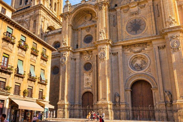 壮大なグラナダ：アルハンブラ宮殿とキリスト教のグラナダ