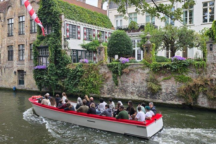 Bruges: guided tour in French, boat ride and chocolate!
