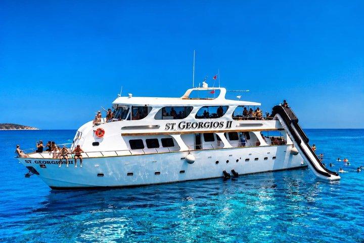Protaras Turtle LUX Yacht med slide, valgfri grill og overførsler