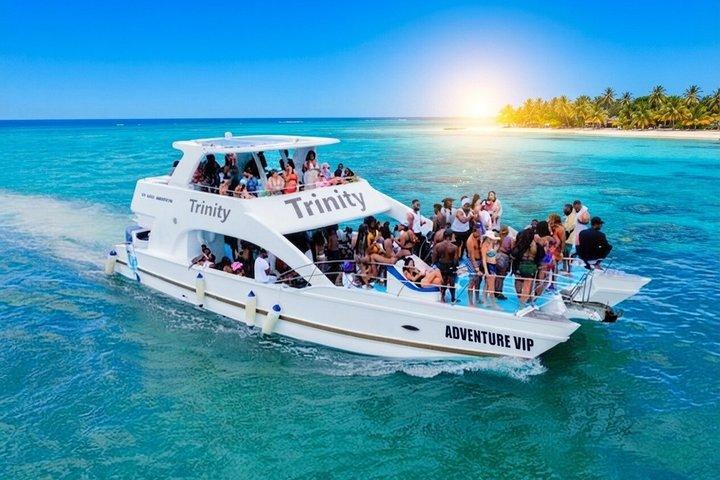 カリブ海プンタカナのヒップホップパーティーボート、ライブDJ&オープンバー