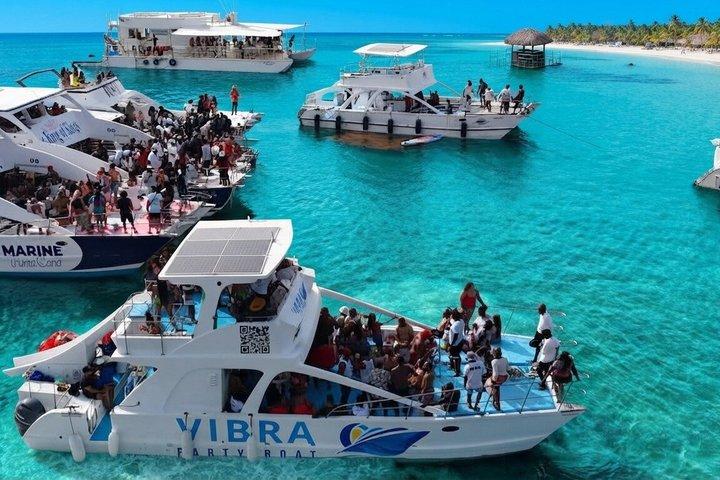 カリブ海プンタカナのヒップホップパーティーボート、ライブDJ＆オープンバー