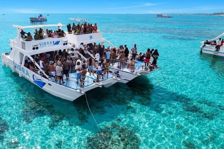 カリブ海プンタカナのヒップホップパーティーボート、ライブDJ＆オープンバー