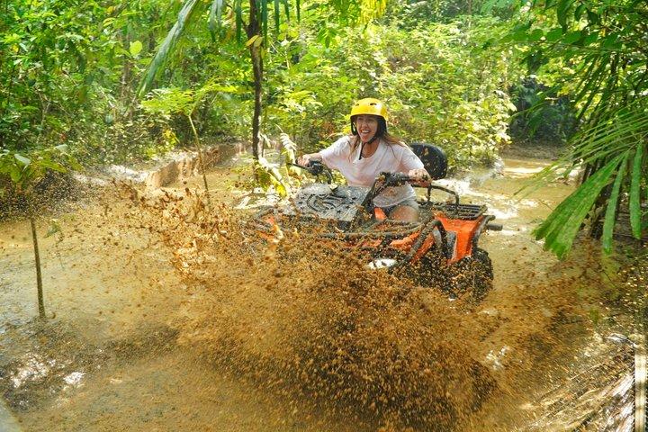 ウブドのジャングル、川、田んぼ、泥付きクアッドバイクツアー