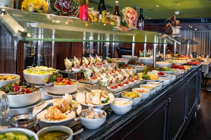 カイロ VIP ラグジュアリー ナイルディナークルーズ オープンビュッフェ、ライブショー付き