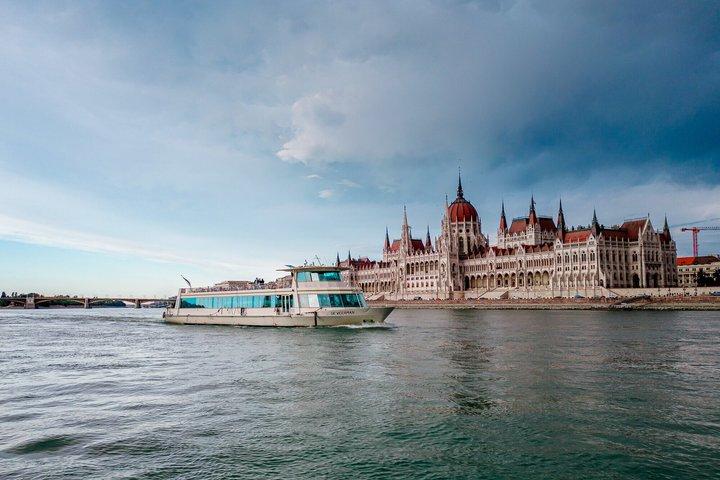 Budapest Sightseeing Cruise with Welcome Prosecco and Audio Guide