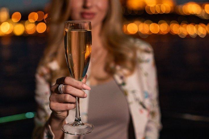 Budapest Sightseeing Cruise with Welcome Prosecco and Audio Guide