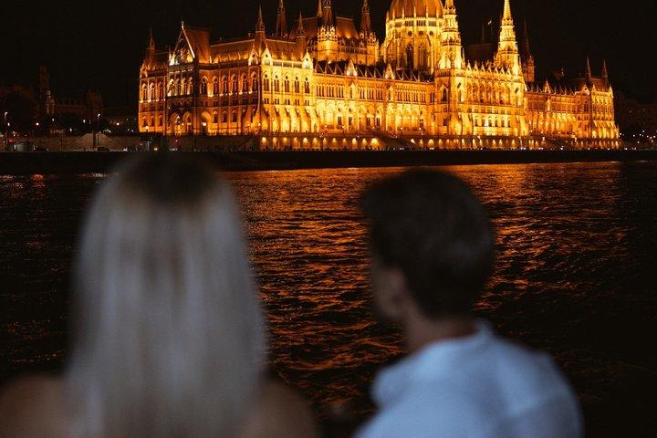 Budapest Sightseeing Cruise with Welcome Prosecco and Audio Guide