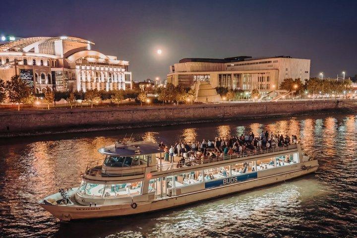 Budapest Sightseeing Cruise with Welcome Prosecco and Audio Guide