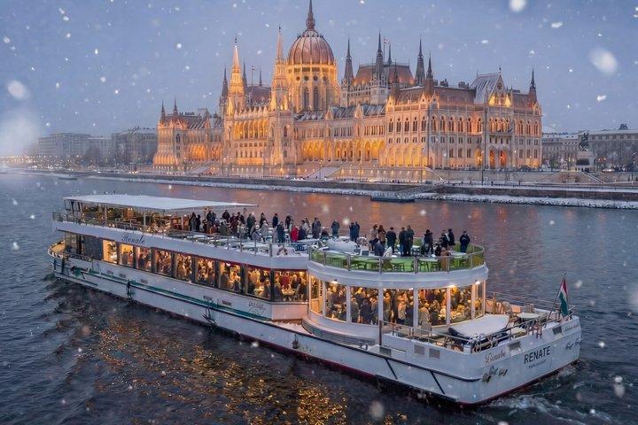 Budapest Sightseeing Cruise with Welcome Prosecco and Audio Guide