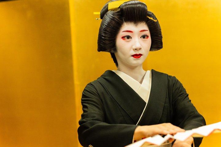 One Hour Geisha Show in Dotombori Osaka Performance