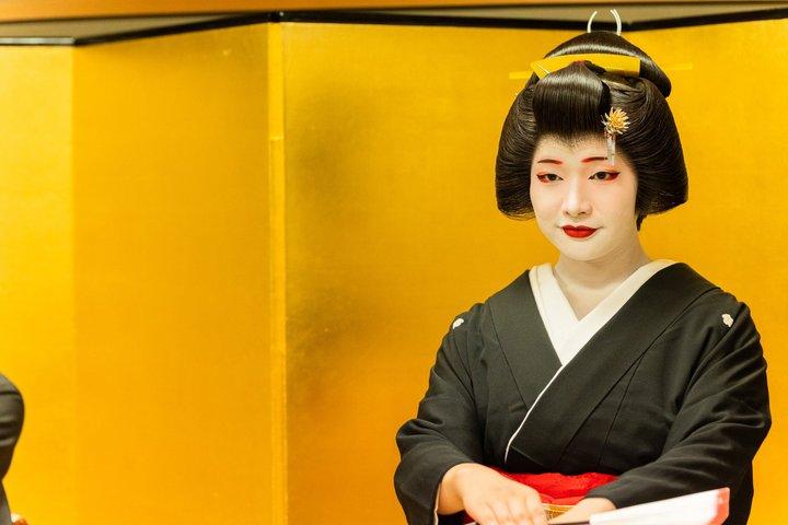 One Hour Geisha Show in Dotombori Osaka Performance