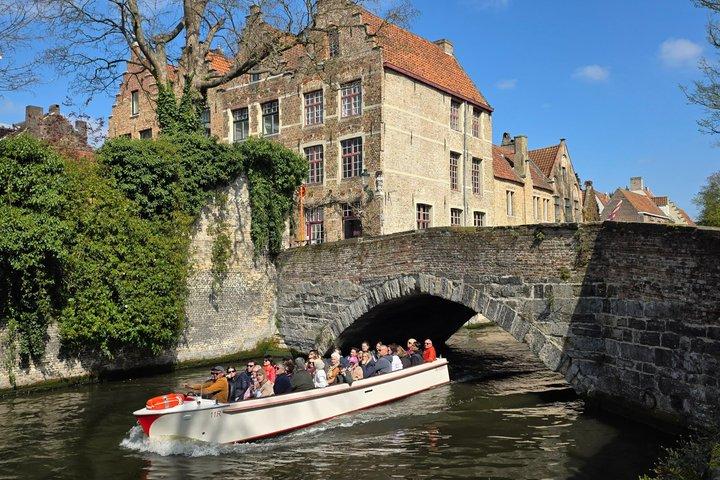Boat Trip with Dutch Speaking Guide and Chocolate