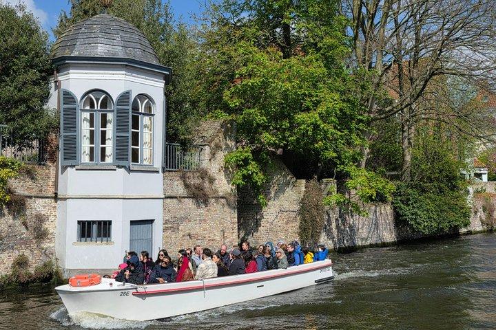 Boat Trip with Dutch Speaking Guide and Chocolate