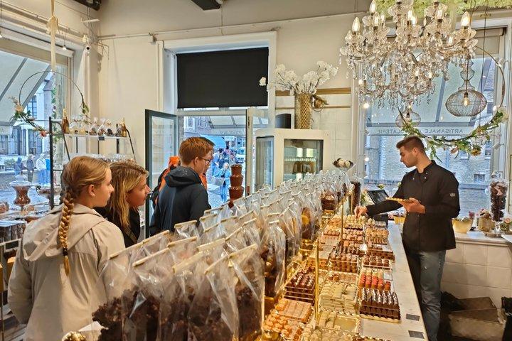 Boat Trip with Dutch Speaking Guide and Chocolate