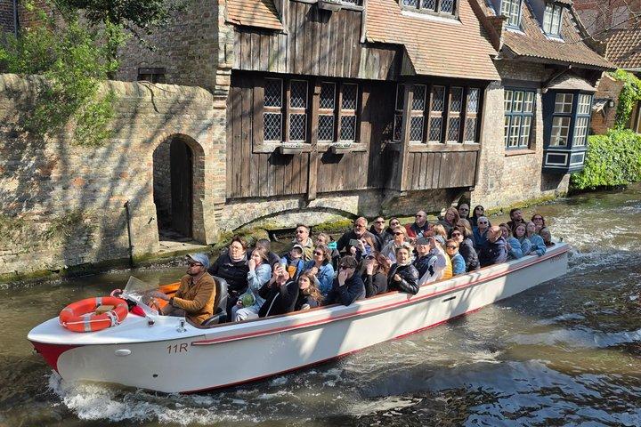 Boat Trip with Dutch Speaking Guide and Chocolate