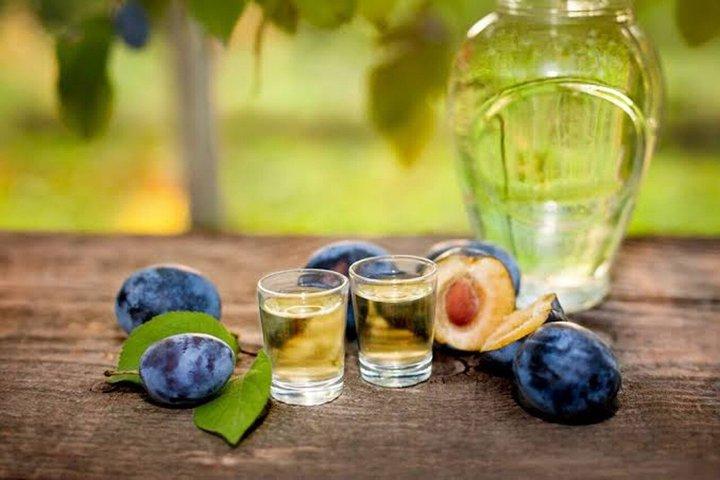ブラショフのヴィスクリ村とシギショアラからのパリンカ試飲付き