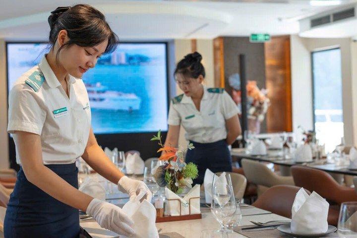ハロン・ラグジュアリーヨットで息をのむようなハロン湾の美しさを探検