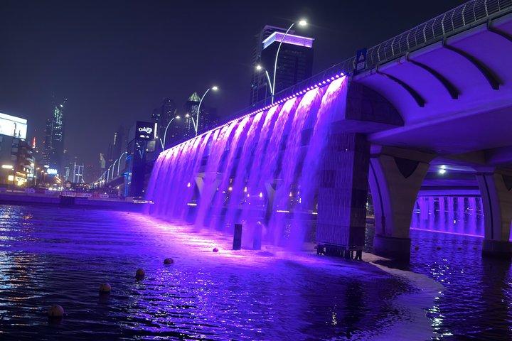 ブルジュ・ハリファの噴水ショーとランドマークを巡るドバイナイトツアー