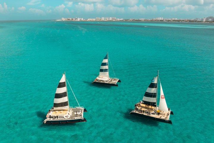 Isla Mujeres Catamaran Cruise Snorkel en vervoer inbegrepen