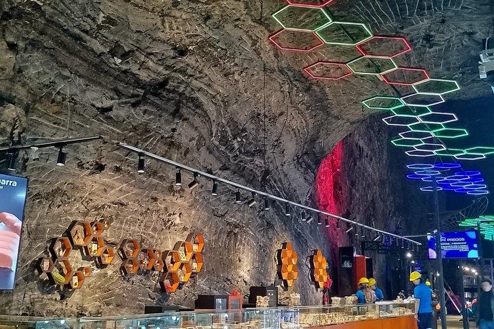 ジパキラと塩の大聖堂（チケット、ガイド、送迎付き）