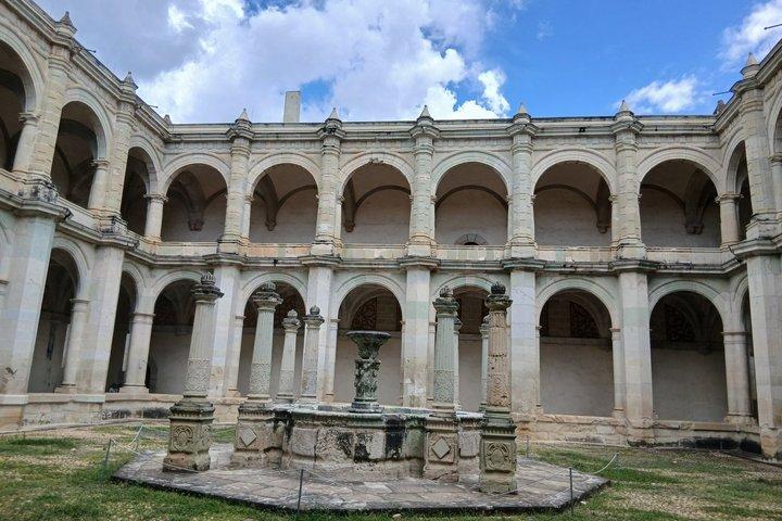 オアハカ文化博物館へのモンテ・アルバン遺跡の宝物ツアー。