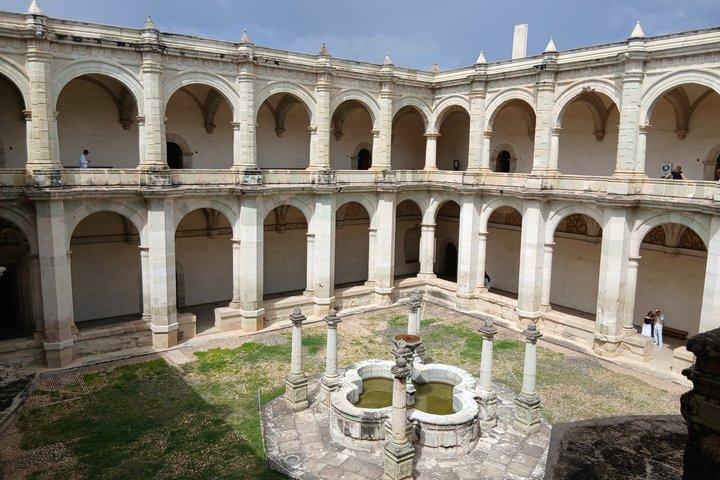 オアハカ文化博物館へのモンテ・アルバン遺跡の宝物ツアー。
