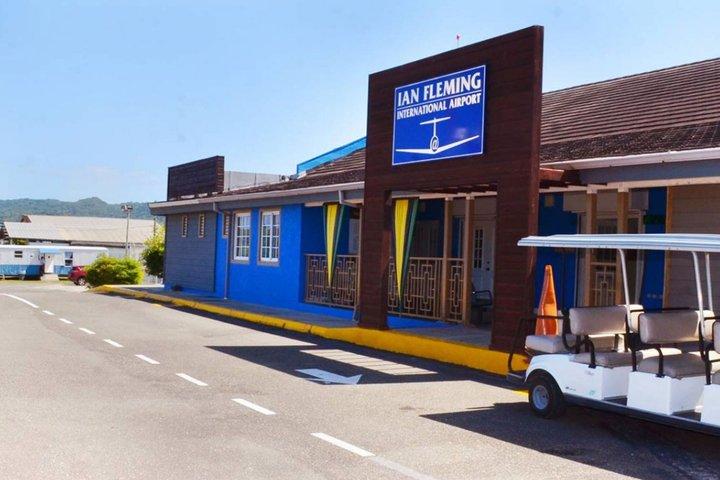 Ian Fleming Intl 空港 - ホテルまでの専用車/ミニバン