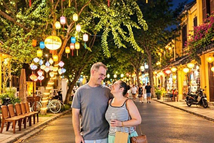 ホイアン旧市街ウォーキングツアー、リバーボート乗船＆ナイトマーケット