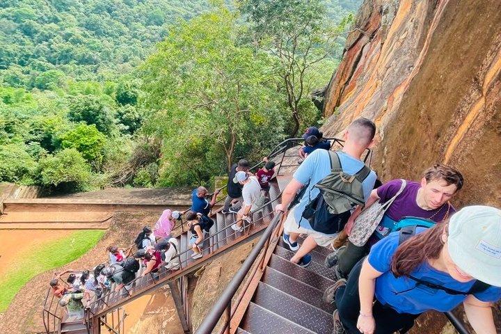 スリランカの隠れた遺産文化と市内観光4日間