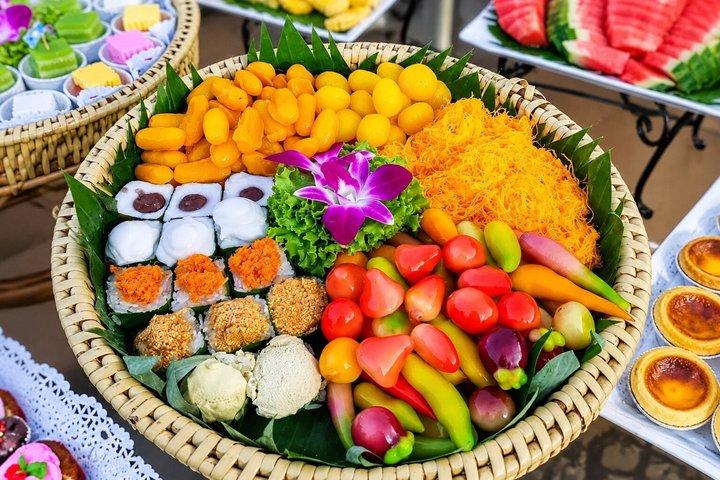 バンコクのラグジュアリーホワイトチャオプラヤディナークルーズ（ビール付き）