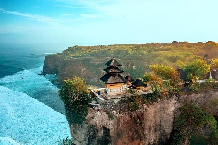 ウルワツ寺院とカラング・ボマの崖でのサンセット・ケチャックダンス入場