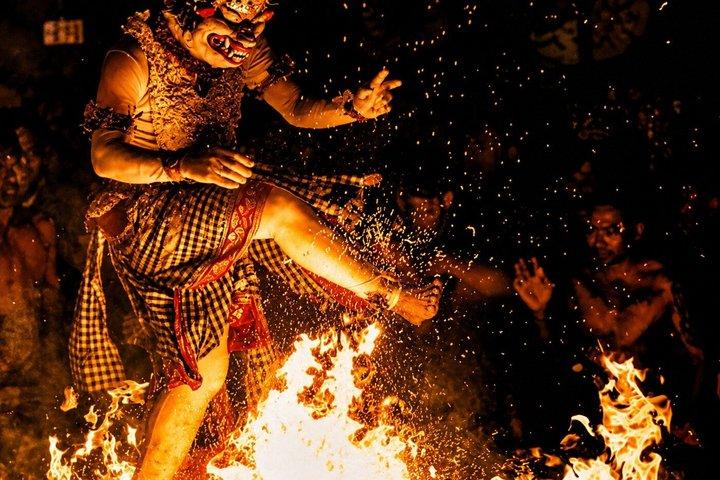 ウルワツ寺院とカラング・ボマの崖でのサンセット・ケチャックダンス入場
