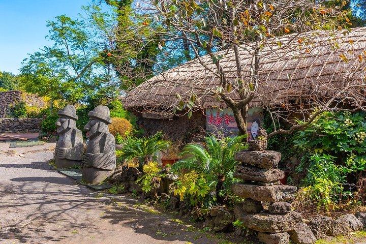 西帰浦と城邑の済州ユネスコ聖山と海女ショーより
