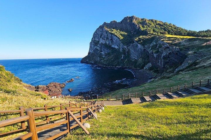 西帰浦と城邑の済州ユネスコ聖山と海女ショーより