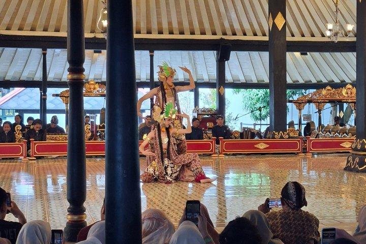 ジョグヤカルタのスルタン宮殿ウォーターキャッスルとプラムバナン寺院ツアー