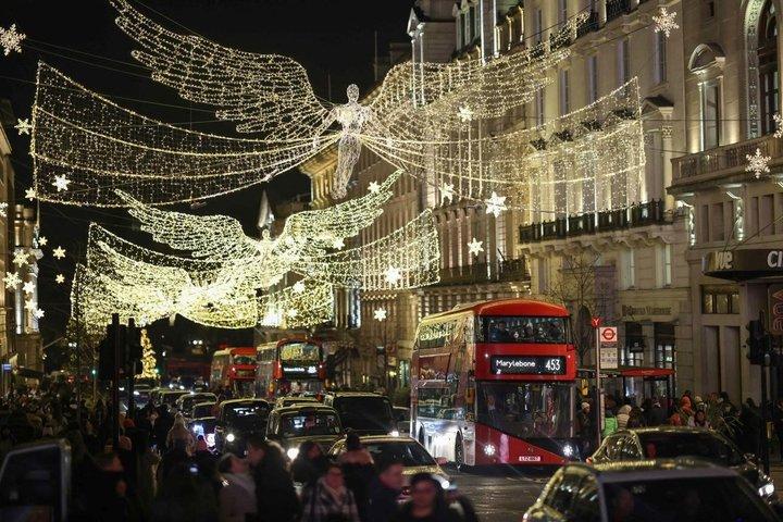 ロンドンのクリスマスライトオープン・トップバスツアー（ライブガイド付き）