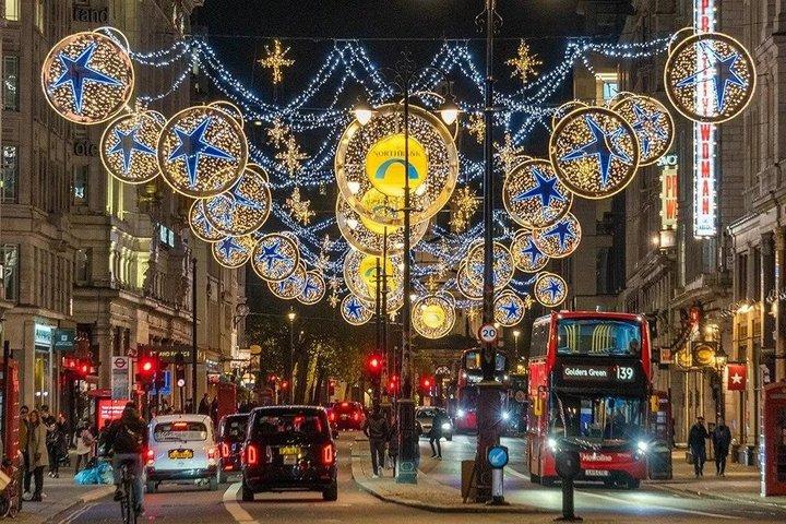 ロンドンのクリスマスライトオープン・トップバスツアー（ライブガイド付き）