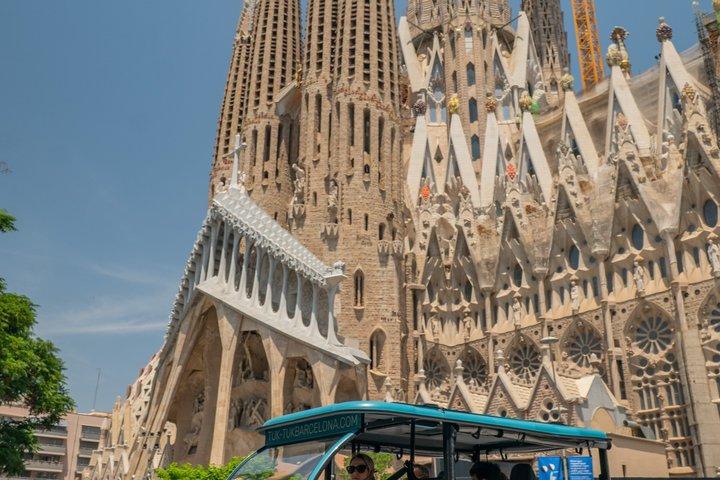 バルセロナのトゥクトゥクとカタマランセーリングツアー