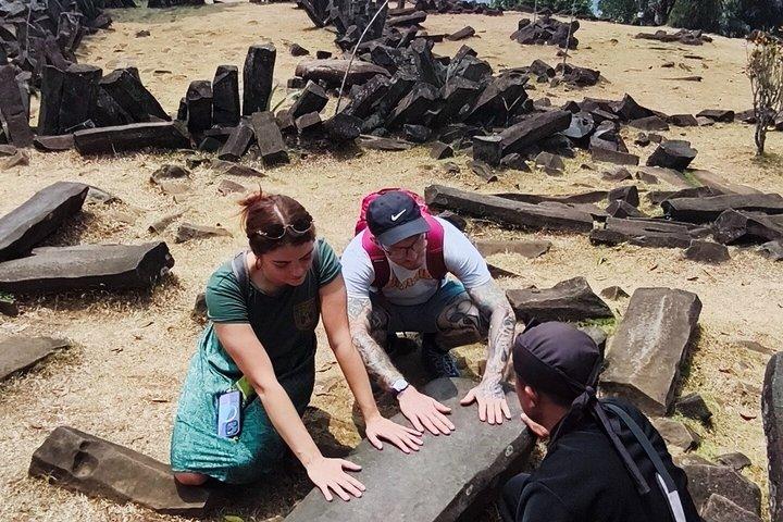 グヌンパダン寺院遺跡ツアーの詳細を見る