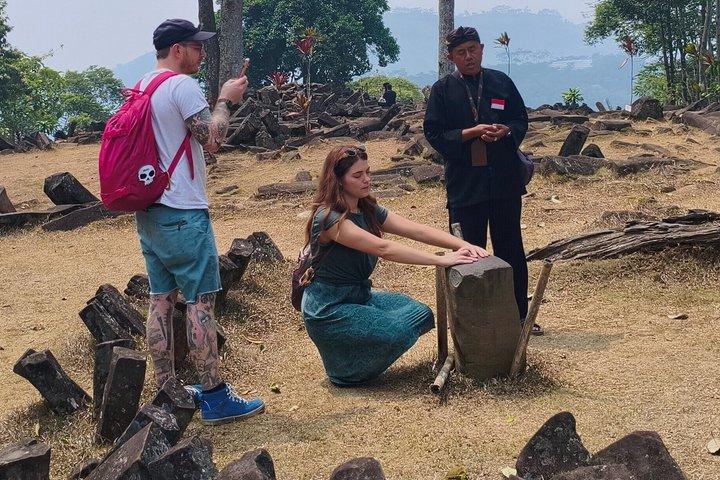 グヌンパダン寺院遺跡ツアーの詳細を見る