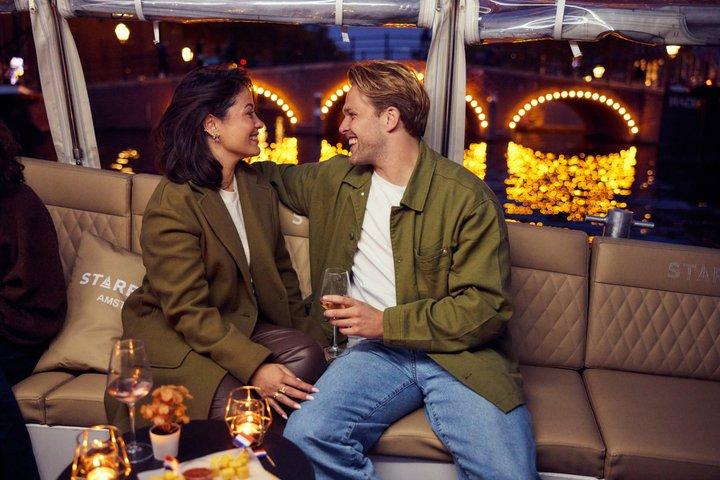 アムステルダム：夜の街の灯り運河クルーズ（ドリンク付き）