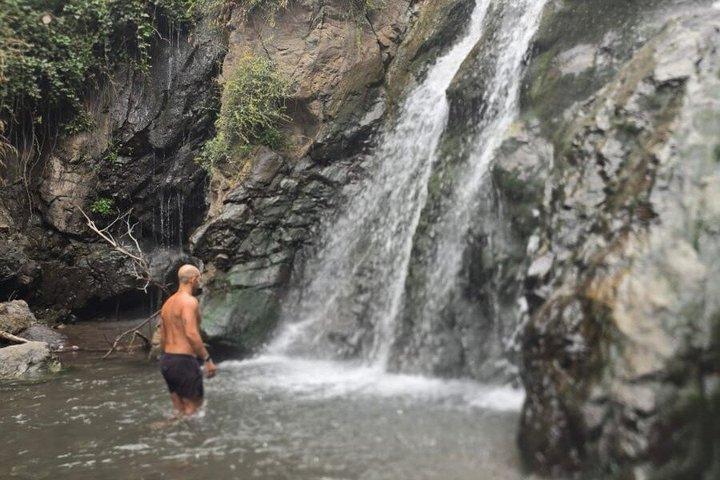豪華アトラス山脈日帰り旅行：3つの谷とベルベル料理ランチ
