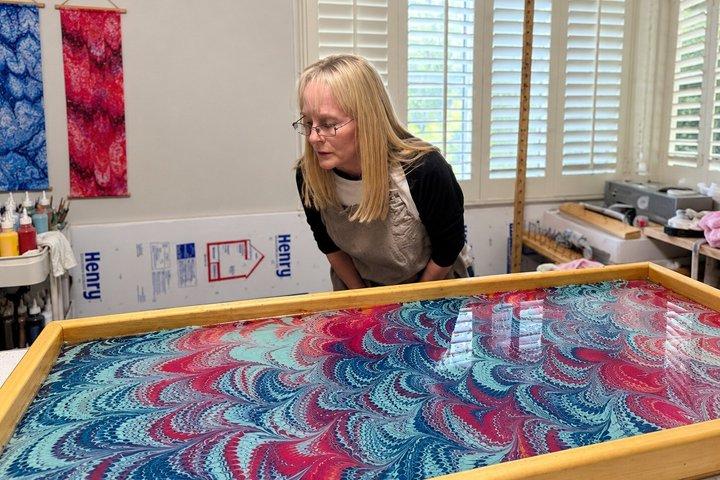 ロサンゼルスでウェアラブルアートシルク水玉模様を作成する