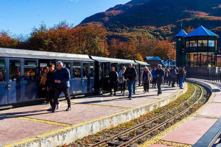 ウシュアイア：世界の果て列車、国立公園＆ビーグル海峡